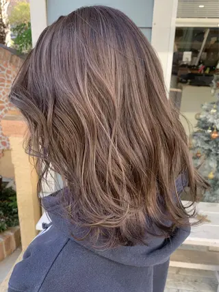 ミディアム カラー 鷺谷 玲奈のヘアスタイル