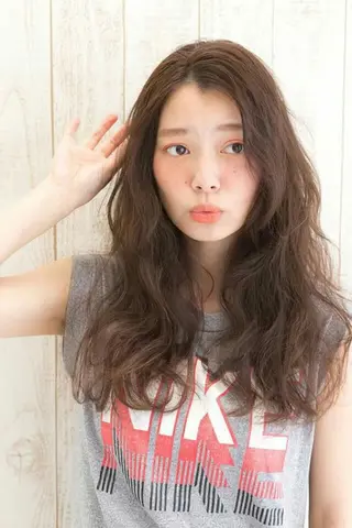 セミロング 《インナーカラー》 YAMADAのヘアスタイル