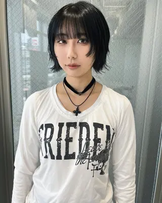 ショート カラー ウルフカット／吉村 桃子のヘアスタイル