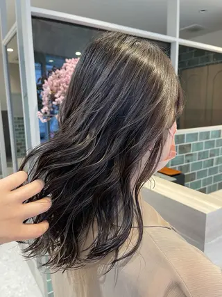 セミロング カラー 𝓜𝓮𝓛𝓲𝓟 冨樫果楠のヘアスタイル