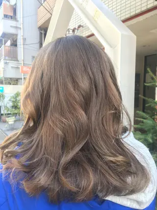 ミディアム カラー yoshimi .のヘアスタイル