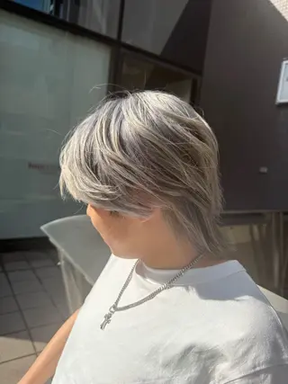 ショート カラー シン🦊 艶カラー／ブリーチのヘアスタイル
