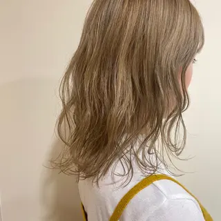 ミディアム カラー MIOベージュカラー 柔らかいカラーのヘアスタイル