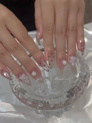 ネイル 𝘙𝘪𝘰𝘯𝘢 ...🕯🤍のネイルデザイン