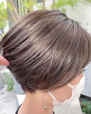 ショート カラー マツエク・マツパ ハイトーンボブ 前田 表参道　グレージュのヘアスタイル