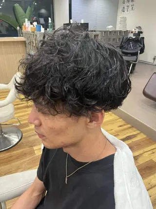パーマ メンズ 関 紫雲（ｾｷﾚﾝｹﾞ）のヘアスタイル