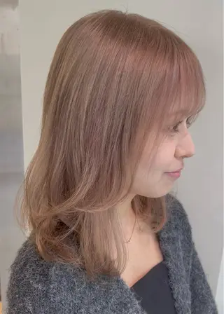 セミロング カラー 艶ハイトーン🔆 ️️️安座間 希のヘアスタイル