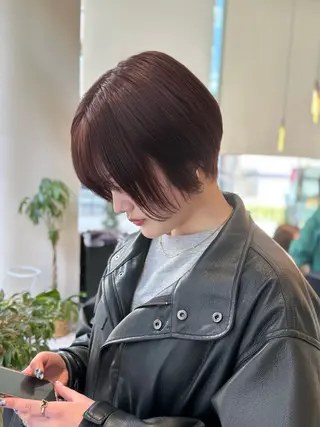 ショート カラー ミオ💎ショート 透ける暗髪のヘアスタイル