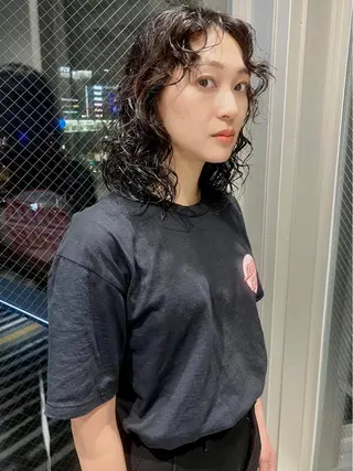ミディアム パーマ ウルフカット／吉村 桃子のヘアスタイル