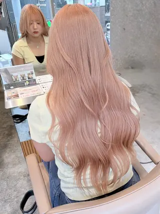 ロング カラー 失敗しないハイトーン ミルクティーベージュのヘアスタイル