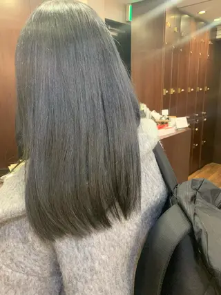 セミロング レイヤーカット、 大人可愛い　中村美羅のヘアスタイル