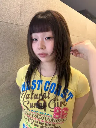 ミディアム she. momonoのヘアスタイル