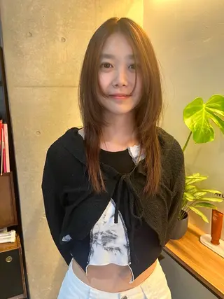 セミロング レイヤーカット\ウル フ　chinatsuのヘアスタイル