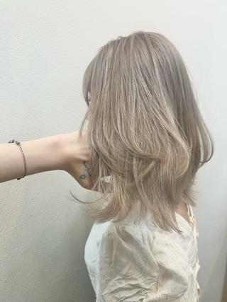 セミロング カラー Maya🦋 ハイトーン特化のヘアスタイル