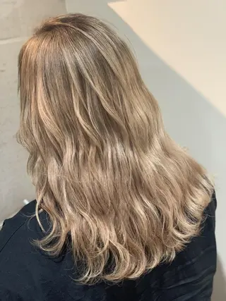 セミロング カラー ハイトーン得意😍 Lumiereのヘアスタイル