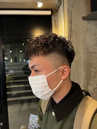 パーマ メンズ ハイライト白髪ぼかし メンズパーマ渋谷のヘアスタイル