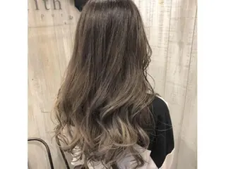 ロング 植田 彩のヘアスタイル