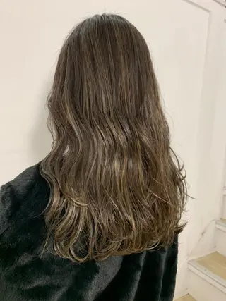 ミディアム カラー レイヤーカット 西村あきやのヘアスタイル