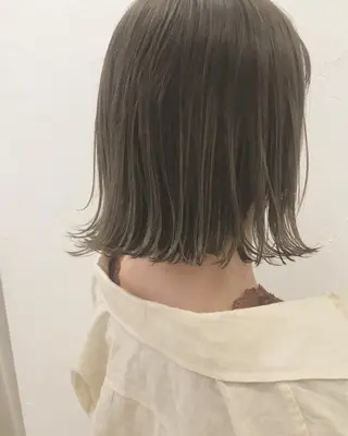 ショート カラー ハイトーンボブ 前田 表参道　グレージュのヘアスタイル