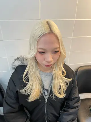 ロング 広島:ミルキーカラー tsumaのヘアスタイル