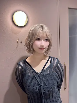 ショート ブリーチ/透明感ベー ジュ/ふじわら はゆのヘアスタイル