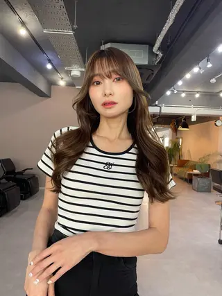 ミディアム カラー レイヤーカット 西村あきやのヘアスタイル