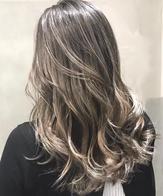 ロング カラー AKI アキのヘアスタイル