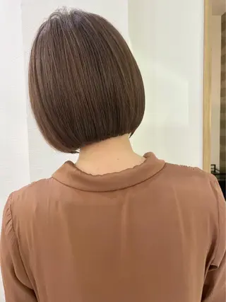 ショート 透明感オリーブ🫒/ ブリーチなしWカラーのヘアスタイル