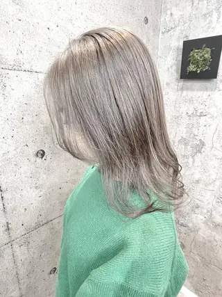ミディアム 🔷ブリーチバレイヤ ージュ🔷飯野達也のヘアスタイル