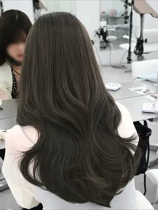 セミロング 透明感カラー🩶 ×小顔カット難波のヘアスタイル