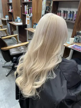 ロング 西宮ハイトーンカラー ひらり💜のヘアスタイル