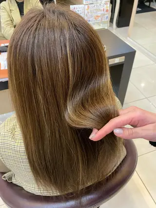 セミロング ゆめ ベージュカラーのヘアスタイル