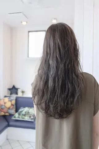 ロング 佐山 眞紀のヘアスタイル