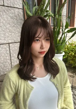 セミロング 透明感ブラウン｜ レイヤー｜小寺 葵のヘアスタイル