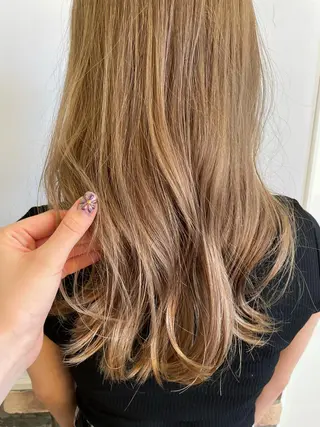 ロング カラー 透明感カラー 🩶🩵🩷AIRIのヘアスタイル