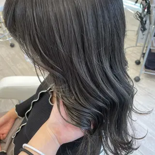 セミロング 亀山 由里菜のヘアスタイル