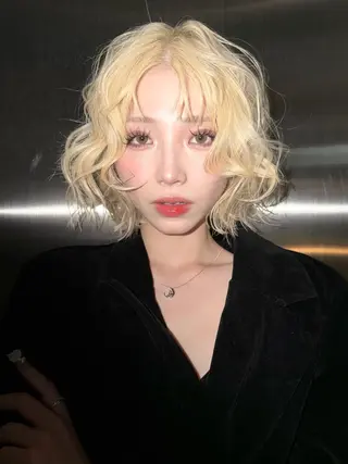 ミディアム カラー 抜きっぱなしブロンド /ハイトーン/カナタのヘアスタイル