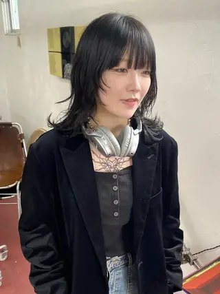 ミディアム カラー 響 インナーカラー イヤリングカラーのヘアスタイル