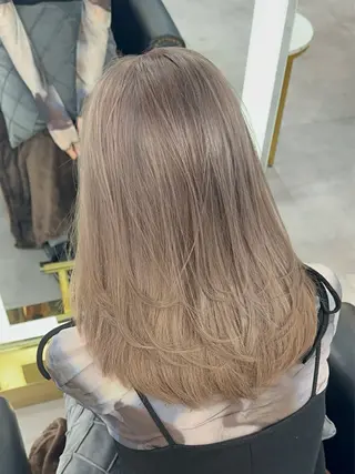 セミロング 韓国風 白髪ぼかし NAOTOのヘアスタイル