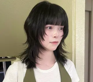 ミディアム レイヤーカット/ 透明感ベージュ モカのヘアスタイル