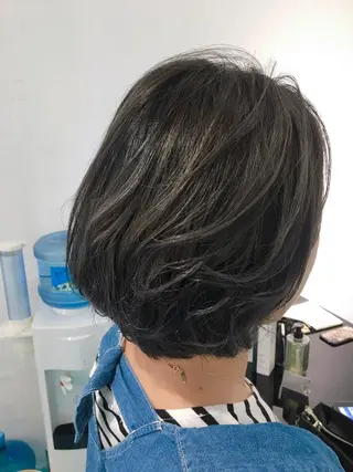 カラー 💜ショート💜 ウルフ、ボブ二色亜美のヘアスタイル