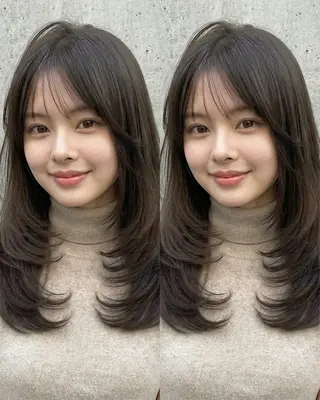 セミロング カラー 韓国レイヤー⋆౨ৎﾟ 透カラー🩶／ユウキのヘアスタイル