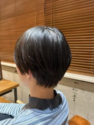 ショート 🎨艶感ニュアンス カラー🐬櫻井海星のヘアスタイル