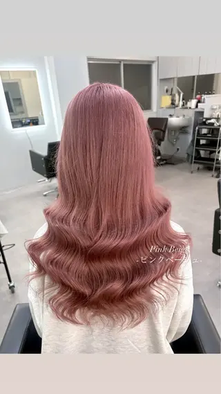 ロング カラー 大阪ケアブリーチ/ ミルクティーベージュのヘアスタイル