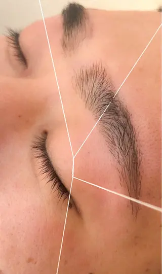 アイブロウ 舩坂 友賀のヘアスタイル