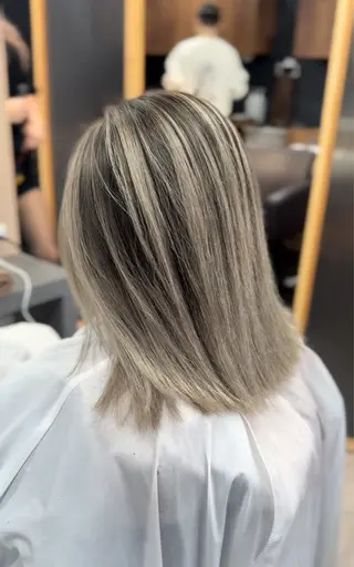 ミディアム RIEブリーチ& エクステ特化型のヘアスタイル