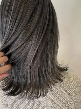 ミディアム カラー AYARIのヘアスタイル