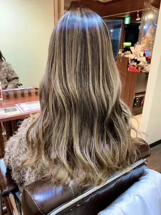 ロング カラー 白髪ぼかし バレイヤージュ志鎌のヘアスタイル