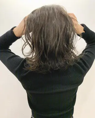 ミディアム カラー ハイトーンボブ 前田 表参道　グレージュのヘアスタイル
