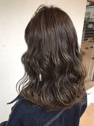 カラー kana .オリーブ /ナチュラルヘアのヘアスタイル